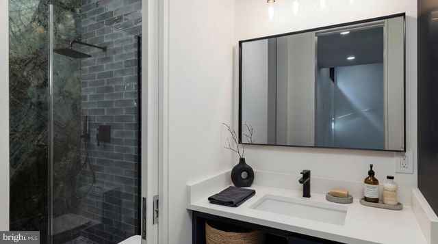 2717 TENNYSON ST NW, Washington, DC 20015