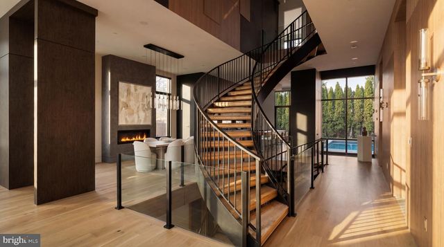 2717 TENNYSON ST NW, Washington, DC 20015