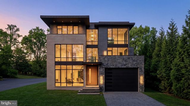 2717 TENNYSON ST NW, Washington, DC 20015