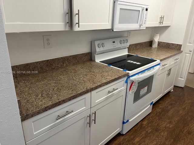 11601 SW 2nd St 21108, Pembroke Pines, FL 33025