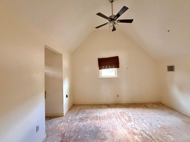 19 E River Oaks Lane, Ingram, TX 78025