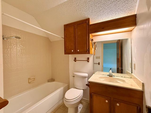 19 E River Oaks Lane, Ingram, TX 78025