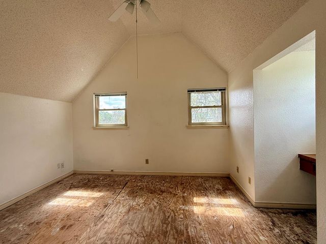 19 E River Oaks Lane, Ingram, TX 78025