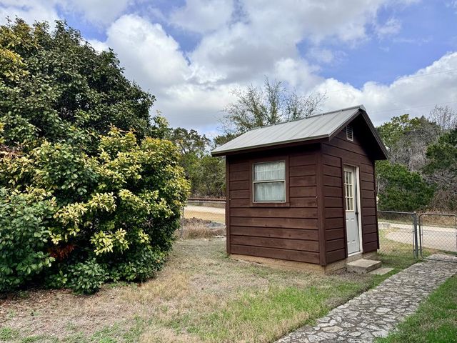 19 E River Oaks Lane, Ingram, TX 78025