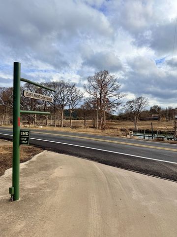 19 E River Oaks Lane, Ingram, TX 78025