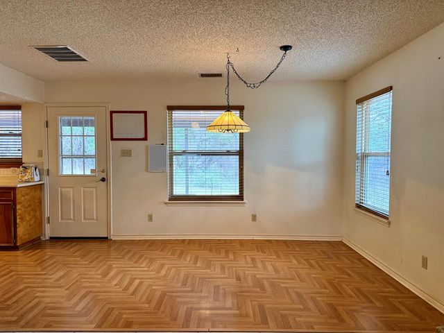 19 E River Oaks Lane, Ingram, TX 78025