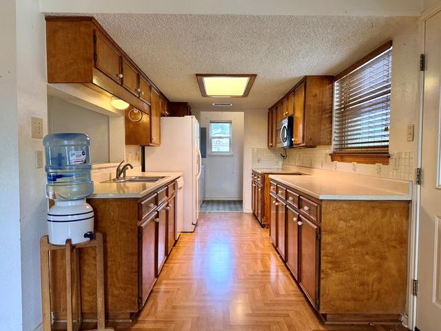 19 E River Oaks Lane, Ingram, TX 78025