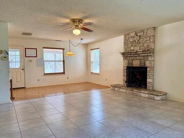 19 E River Oaks Lane, Ingram, TX 78025