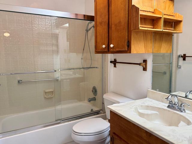 19 E River Oaks Lane, Ingram, TX 78025