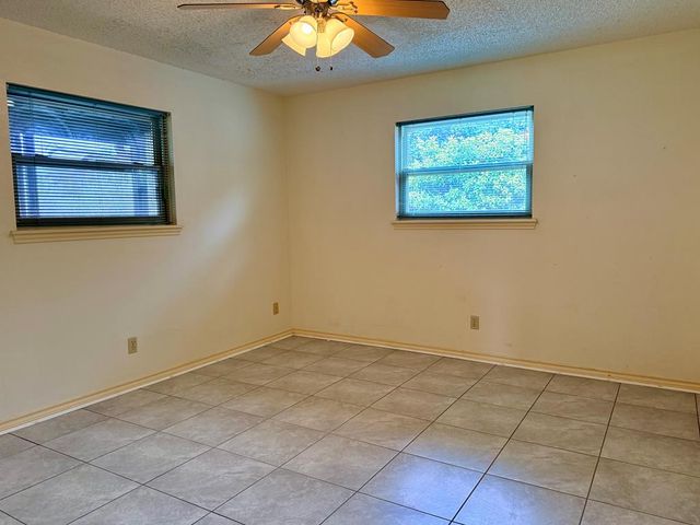 19 E River Oaks Lane, Ingram, TX 78025