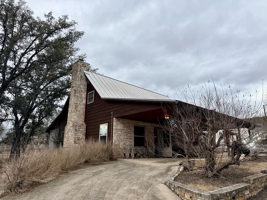 19 E River Oaks Lane, Ingram, TX 78025