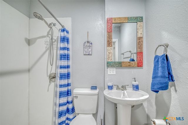 1233 N Ocean Drive, Port Lavaca, TX 77979