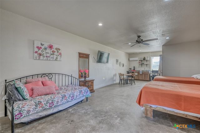 1233 N Ocean Drive, Port Lavaca, TX 77979