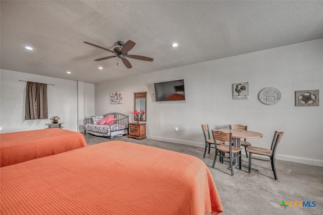 1233 N Ocean Drive, Port Lavaca, TX 77979