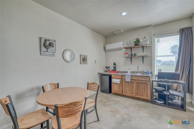 1233 N Ocean Drive, Port Lavaca, TX 77979