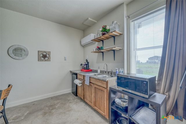 1233 N Ocean Drive, Port Lavaca, TX 77979