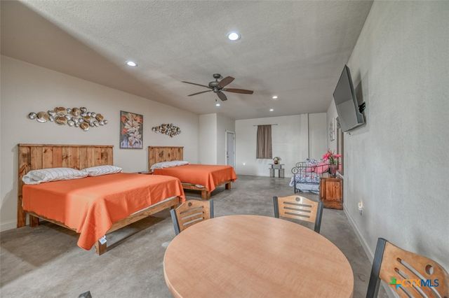 1233 N Ocean Drive, Port Lavaca, TX 77979