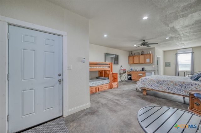 1233 N Ocean Drive, Port Lavaca, TX 77979
