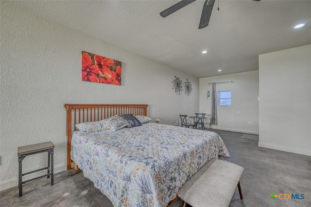 1233 N Ocean Drive, Port Lavaca, TX 77979