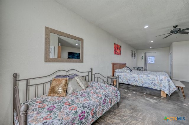 1233 N Ocean Drive, Port Lavaca, TX 77979