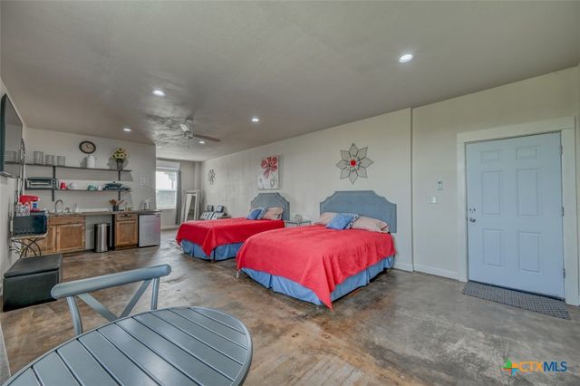 1233 N Ocean Drive, Port Lavaca, TX 77979