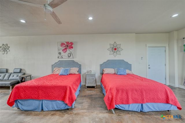 1233 N Ocean Drive, Port Lavaca, TX 77979