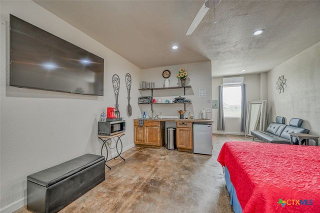 1233 N Ocean Drive, Port Lavaca, TX 77979