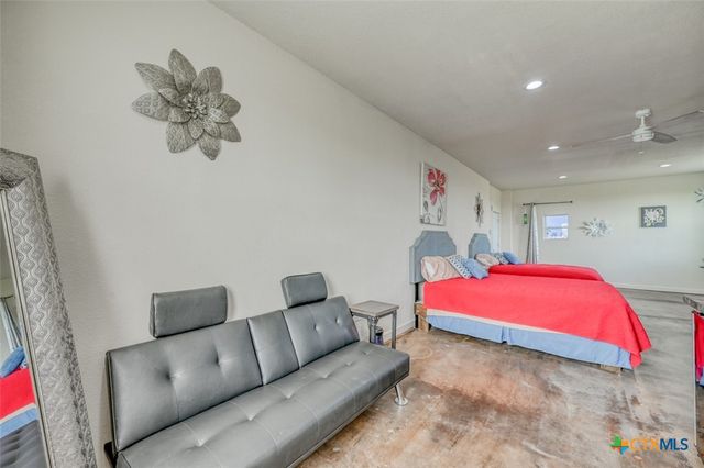 1233 N Ocean Drive, Port Lavaca, TX 77979