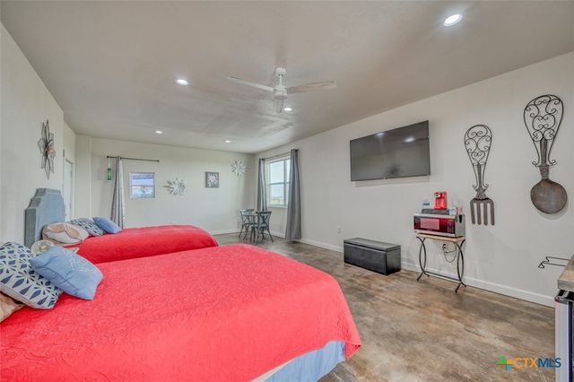 1233 N Ocean Drive, Port Lavaca, TX 77979
