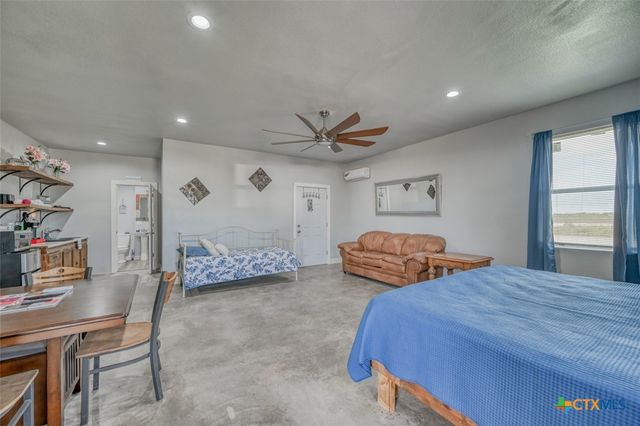 1233 N Ocean Drive, Port Lavaca, TX 77979