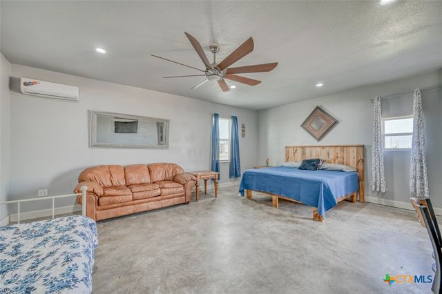 1233 N Ocean Drive, Port Lavaca, TX 77979