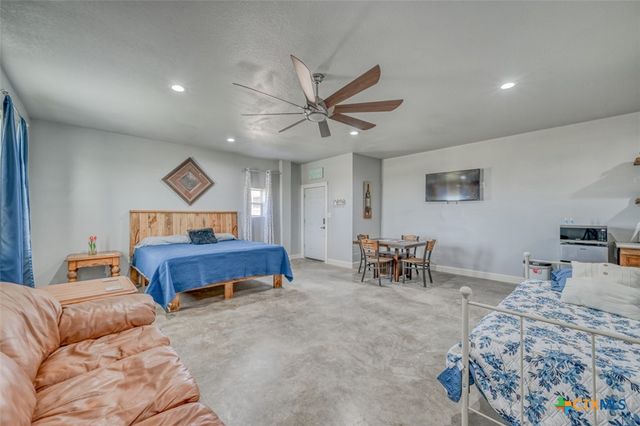 1233 N Ocean Drive, Port Lavaca, TX 77979