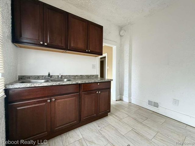 10028 Petoskey Avenue, Detroit, MI 48204