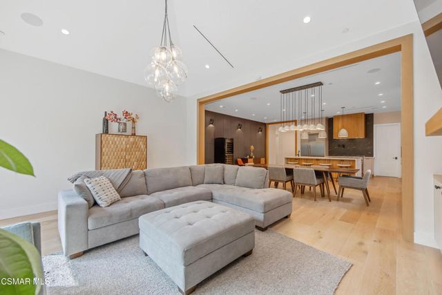 5444 Murietta Avenue, Sherman Oaks, CA 91401