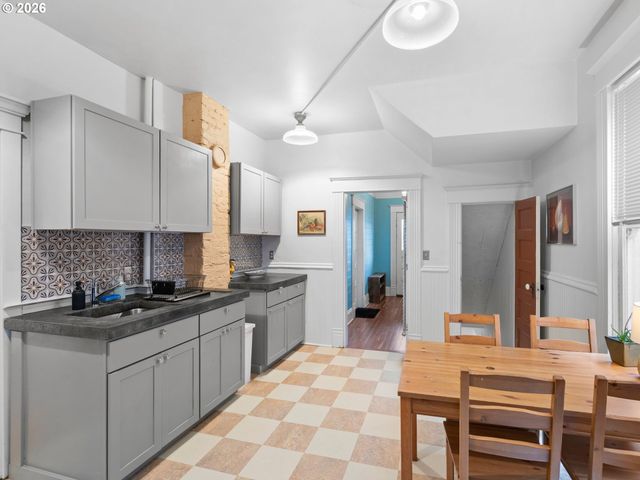 2712 Se ASH St, Portland, OR 97214