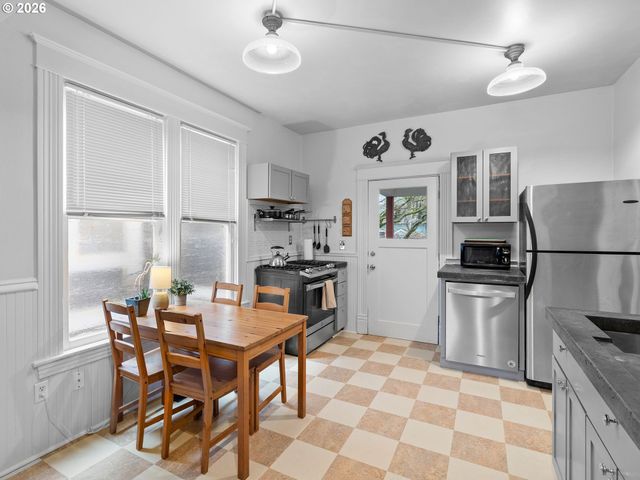 2712 Se ASH St, Portland, OR 97214