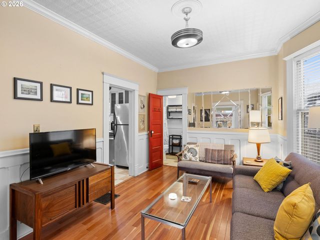 2712 Se ASH St, Portland, OR 97214