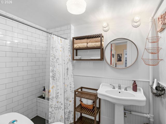 2712 Se ASH St, Portland, OR 97214