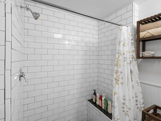 2712 Se ASH St, Portland, OR 97214