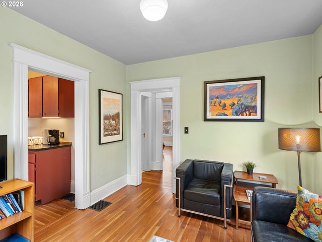 2712 Se ASH St, Portland, OR 97214