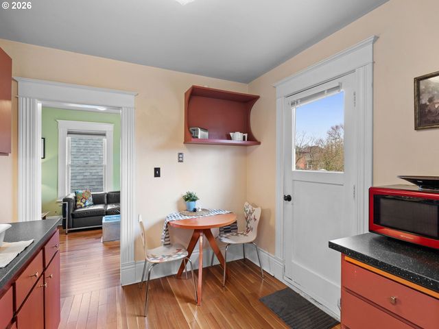 2712 Se ASH St, Portland, OR 97214