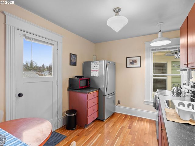 2712 Se ASH St, Portland, OR 97214