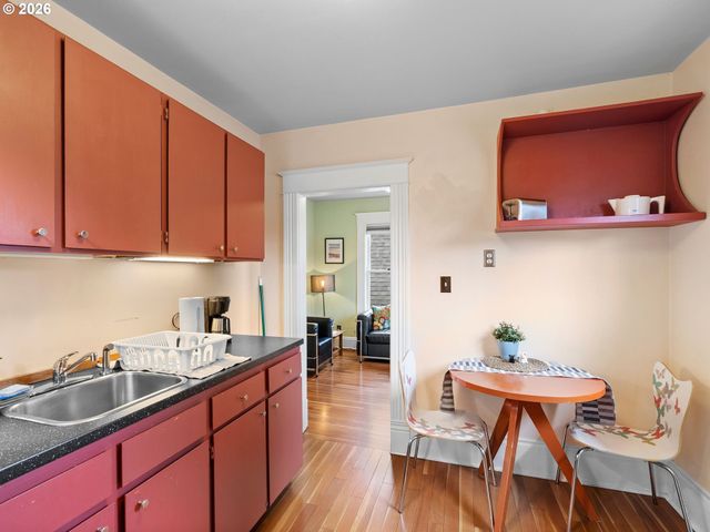 2712 Se ASH St, Portland, OR 97214