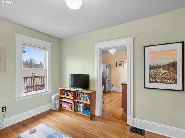 2712 Se ASH St, Portland, OR 97214