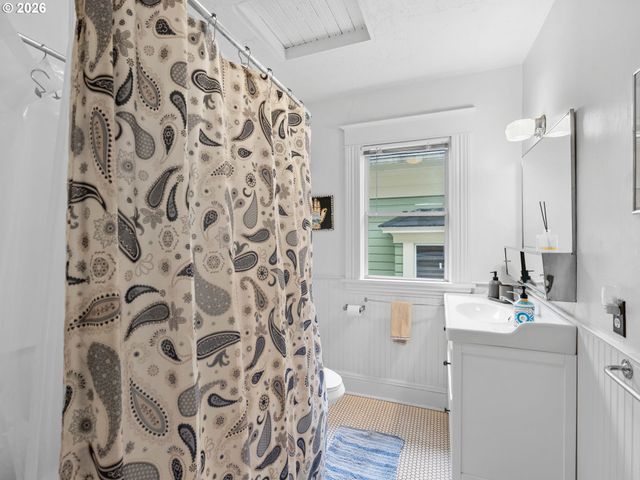 2712 Se ASH St, Portland, OR 97214