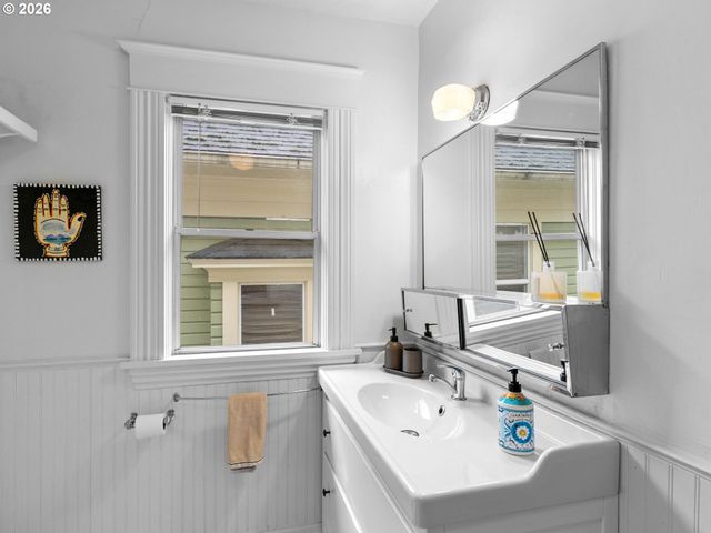 2712 Se ASH St, Portland, OR 97214