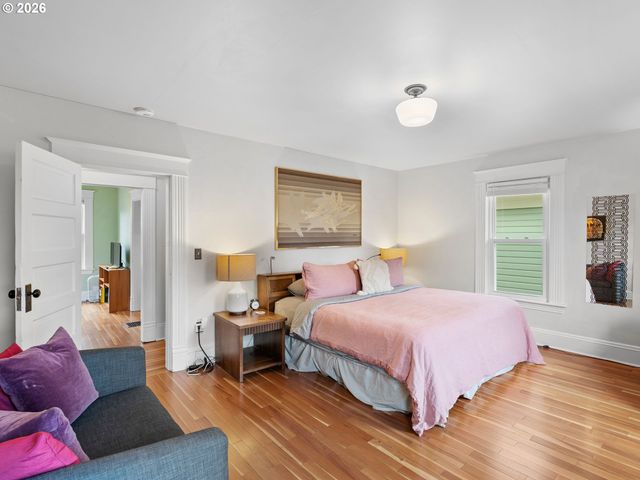 2712 Se ASH St, Portland, OR 97214