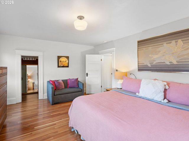 2712 Se ASH St, Portland, OR 97214