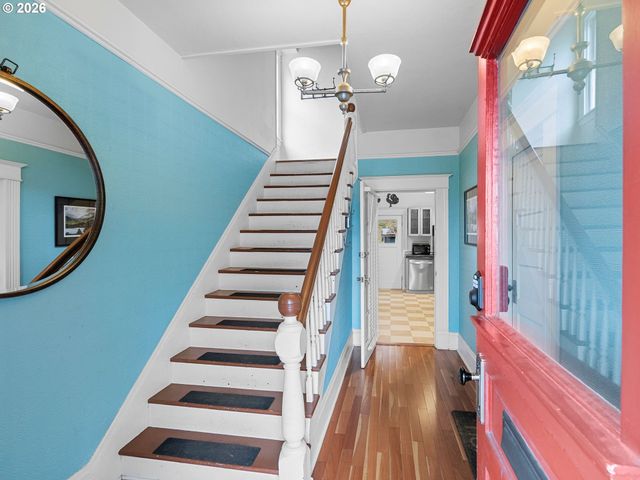 2712 Se ASH St, Portland, OR 97214