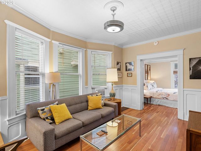 2712 Se ASH St, Portland, OR 97214